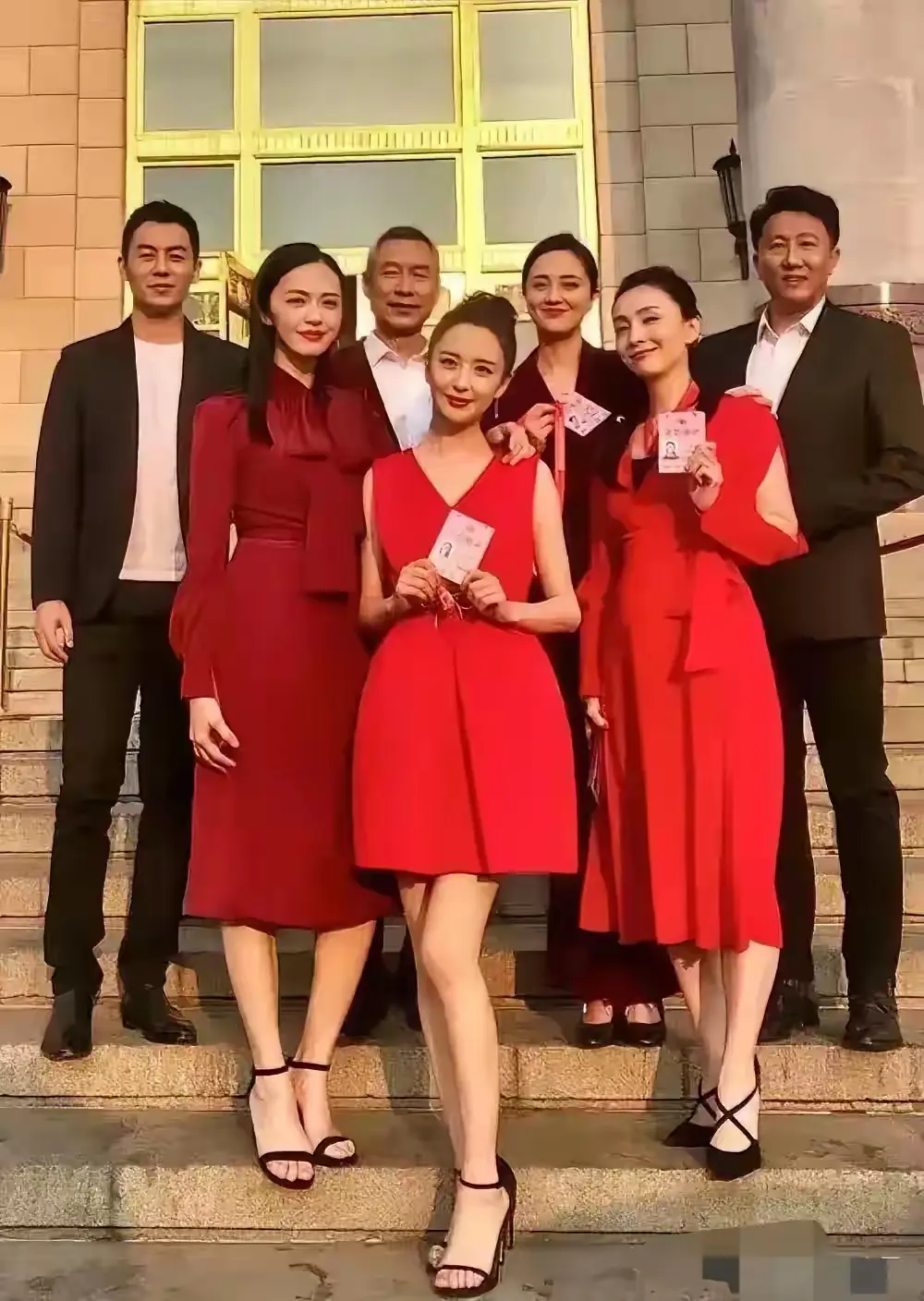 这么多的实力派演员合影，只有佟丽娅站在C位，地位真高