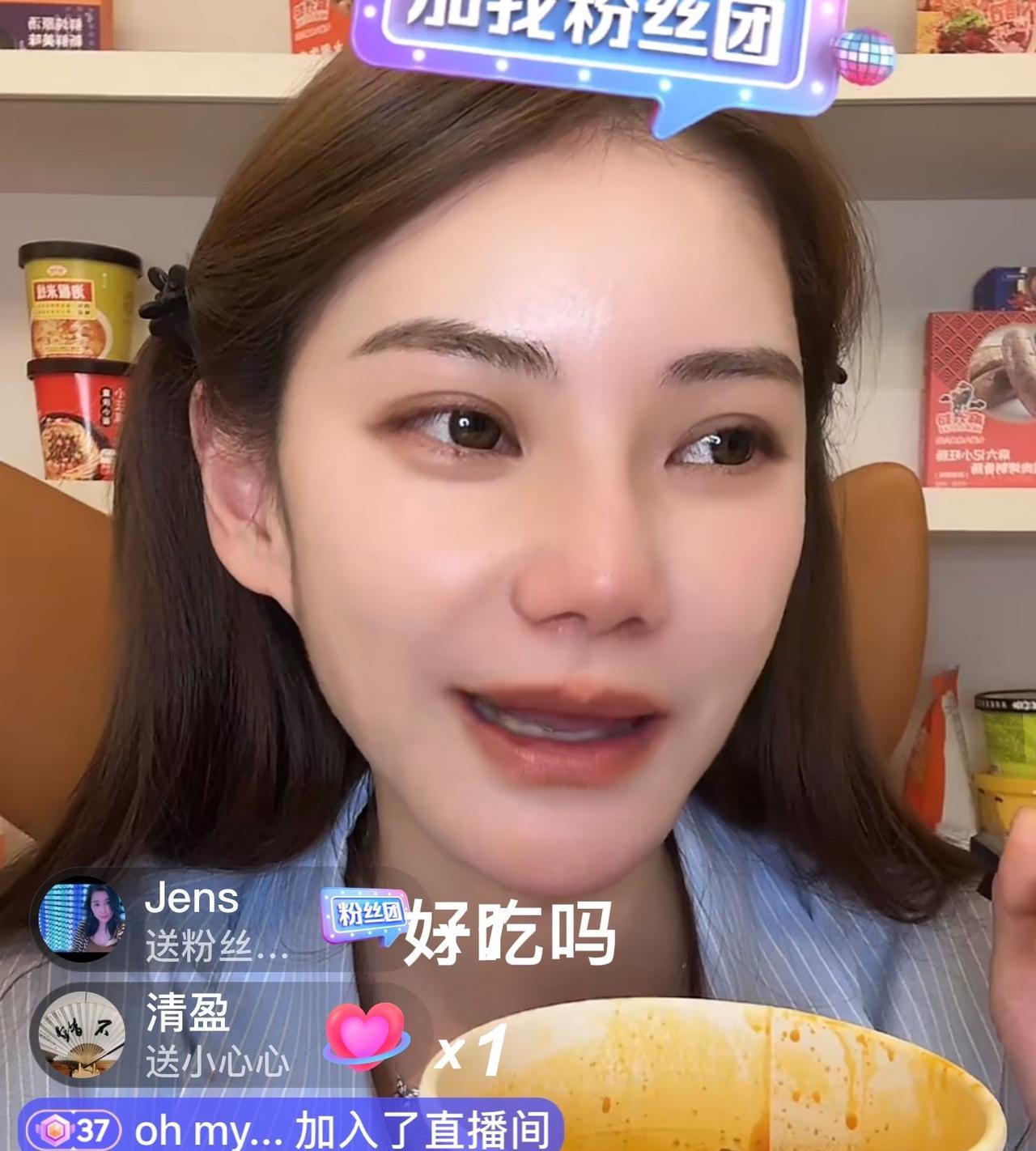 小玥儿现在变得很善于表达啊！马筱梅在直播小玥儿在旁边吃着东西！筱梅笑着问她好