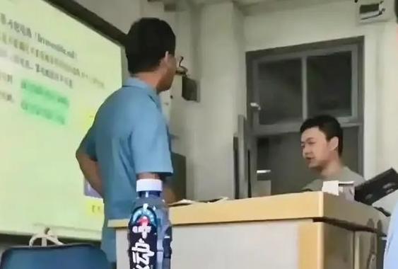 上海一位大学生，因为上课迟到被老师提醒别睡觉，突然就情绪爆炸了，抄起消防器材砸门