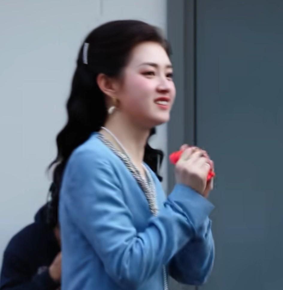 强烈建议内娱综艺请郭宇欣参加这个女演员太有梗了郭宇欣最近拍戏，一直有粉丝探班