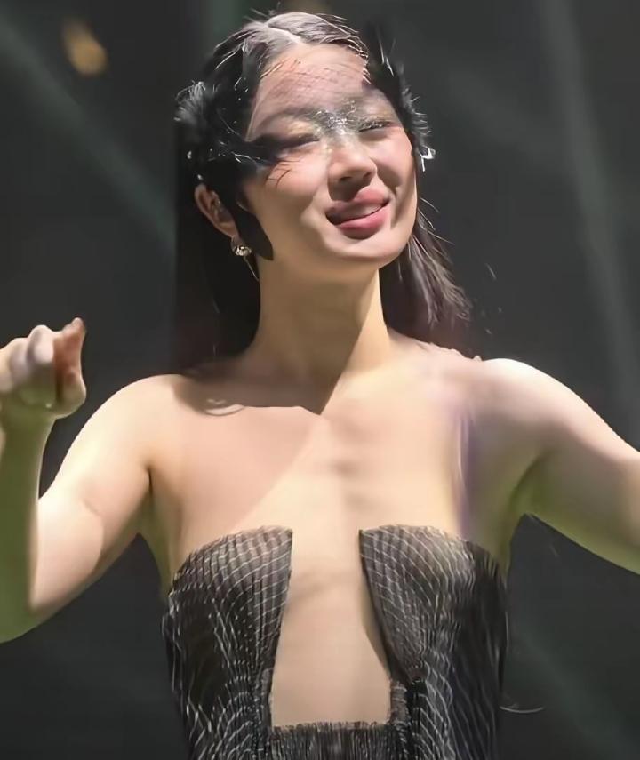 我真是想不明白了，单依纯本来是靠唱功厉害成名的，为什么她也要在舞台上开始卖弄性感
