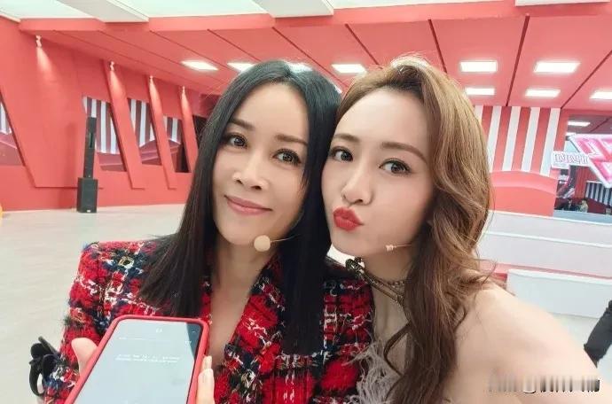 那英演唱会高喊王鸥的名字。王鸥开心得像小女生。那英直接表白，说浪姐舞台上，我最喜