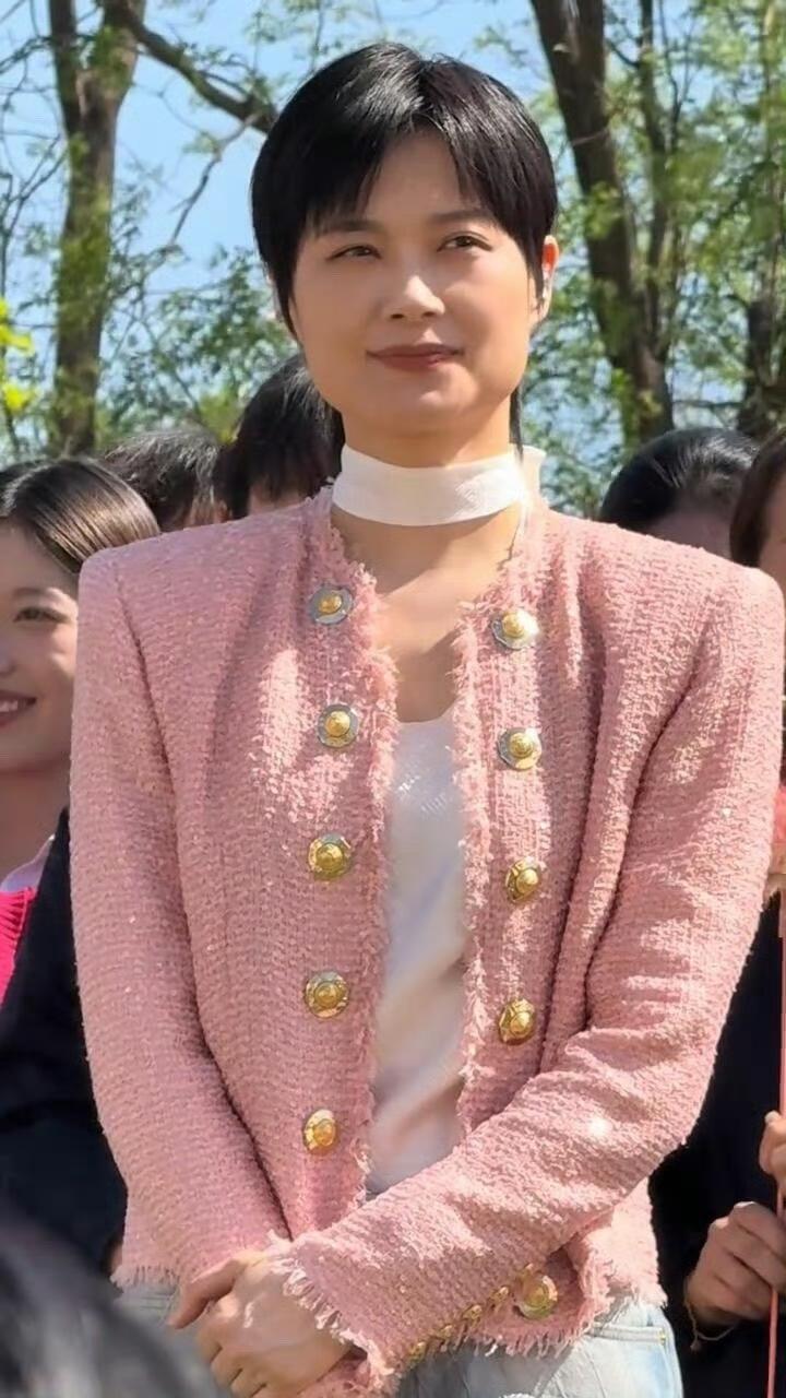 现实中的李宇春怎么和舞台上差那么远[捂脸哭]在现实中的李宇春身上我看到了中年妇女
