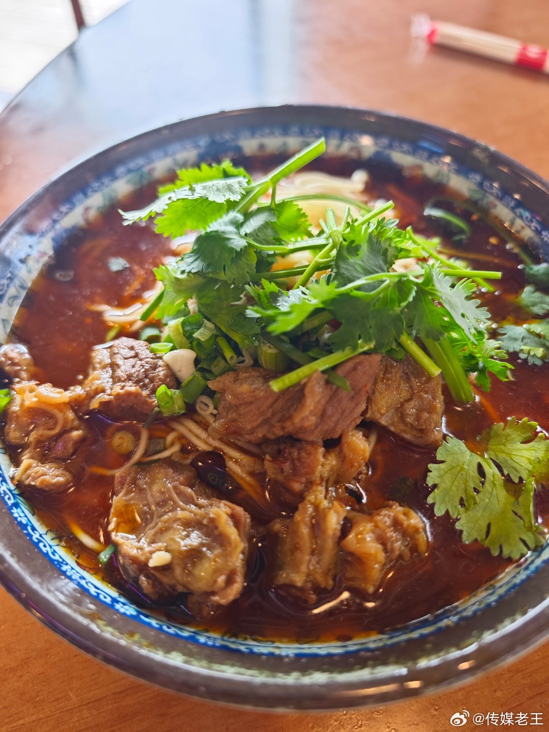 重庆街边一碗牛肉面，20元。贵还是便宜？重庆·嘉陵江