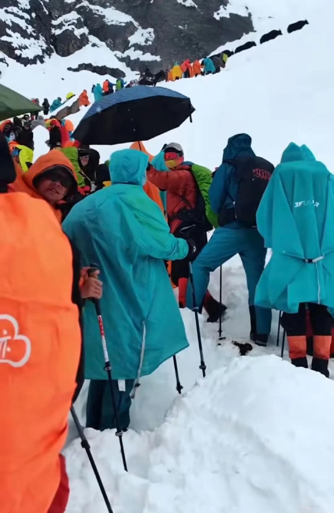 国庆数百名徒步者被困珠峰……刷到“珠峰东坡生死大逃亡”的新闻，心情真的好沉重。