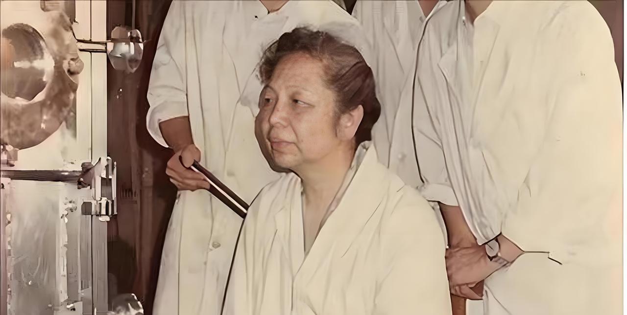 1957年，美国海关私吞了中国女人行李箱里面的6800美元现金，他们开心地笑了起