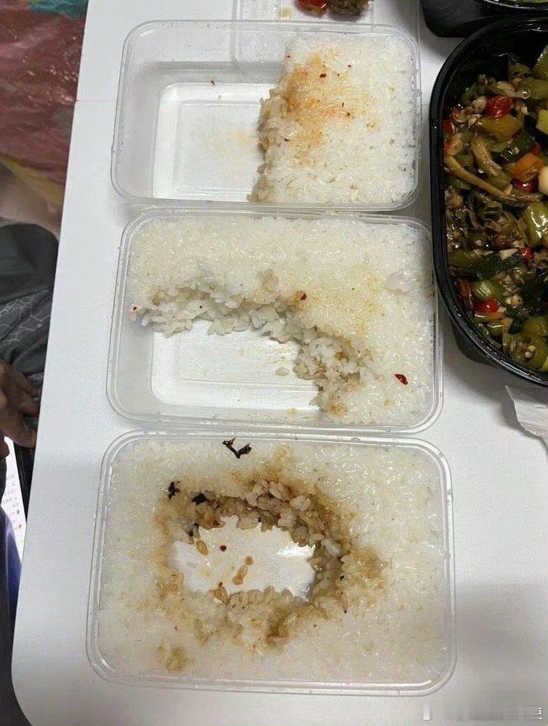 和室友点了一个煲，吃到一半发现……