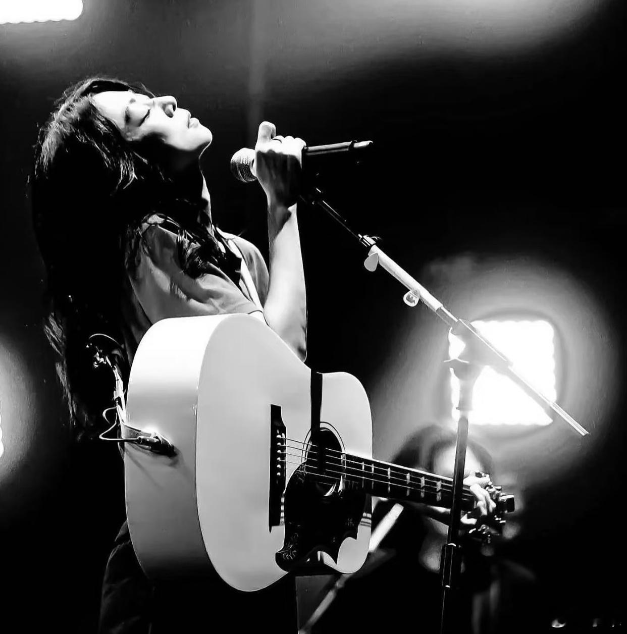 “当陈绮贞抱起吉他”🎸这样迷人的时刻，她自成一个宇宙。