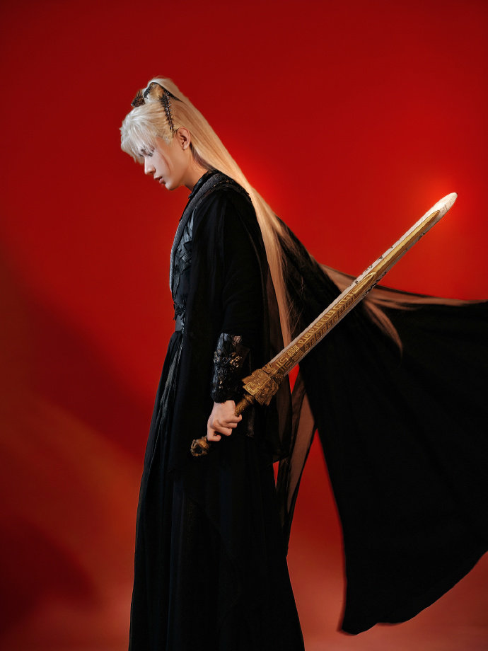 成毅黑衣束发王权富贵剑魂不灭步步生风成毅黑衣束发，王权富贵剑魂不灭步步生风，