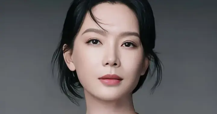 陈数真的把黑色穿明白了! 一袭黑色的裙子, 从容舒展就很绝。