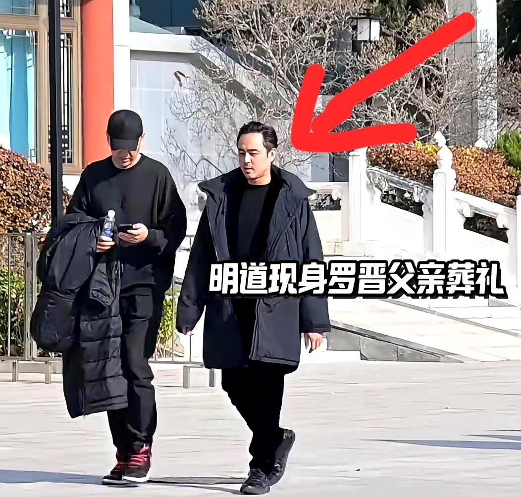 明道注意到女儿想喝奶了。他当初在罗晋的婚礼上当伴郎，如今又出现在罗晋父亲的葬礼