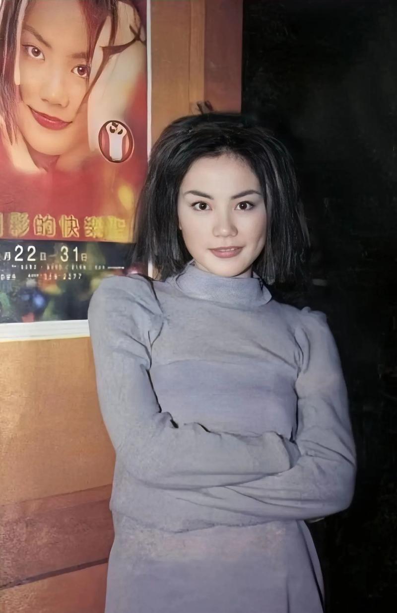 别羡慕张柏芝直播5小时挣500万。有人盯着屏幕数着带货佣金，有人把歌存在云端