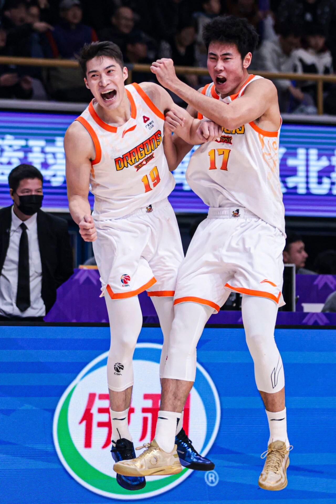 据探长了解，易立指导在江苏男篮北京客场期间，组织了全队聚餐，显然这样的“团建”帮