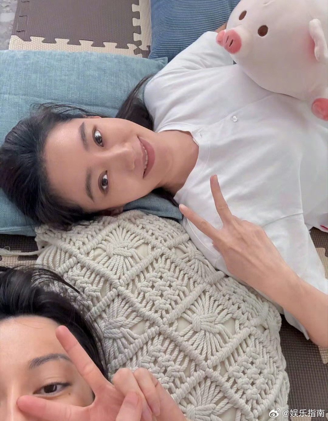 迪丽热巴晒和张小斐合照，双双钰珑同框太美好啦