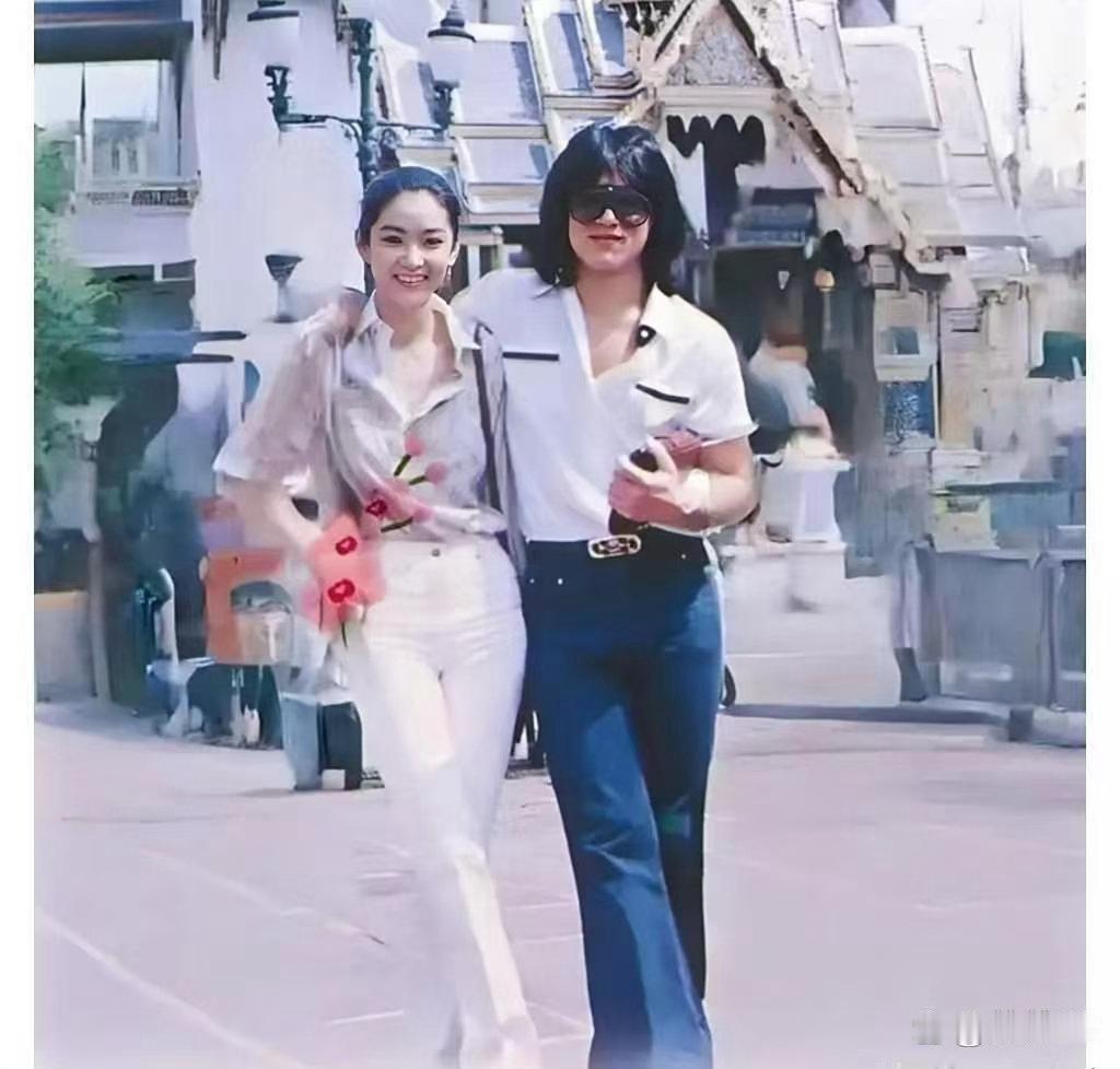 1979年林青霞与成龙结伴畅游泰国，街头定格珍贵瞬间。二人同岁皆是二十五岁，青霞