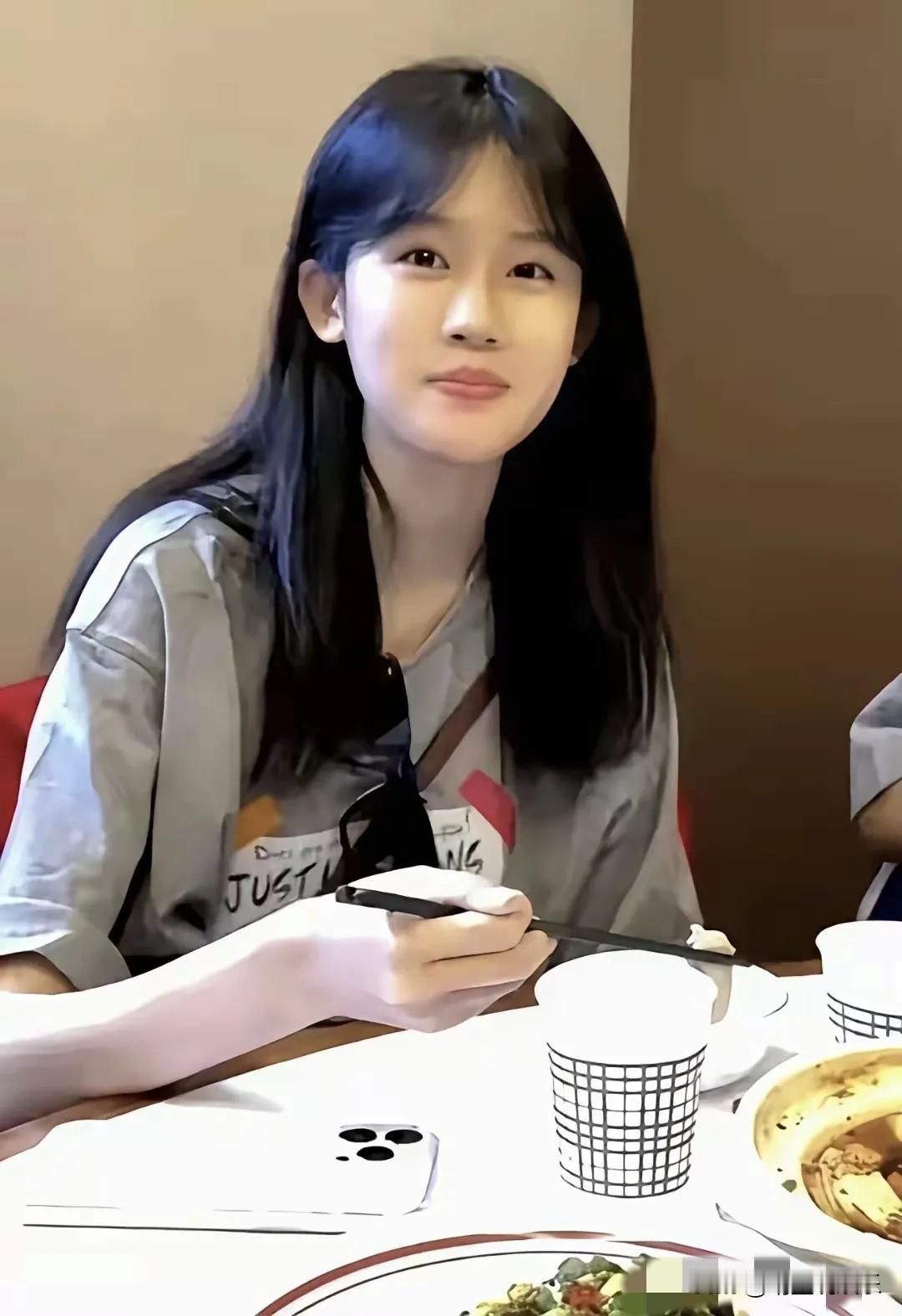 大家发现没，陆毅女儿贝儿才是那个真正女大十八变的星二代。比当年一起参加节目的黄