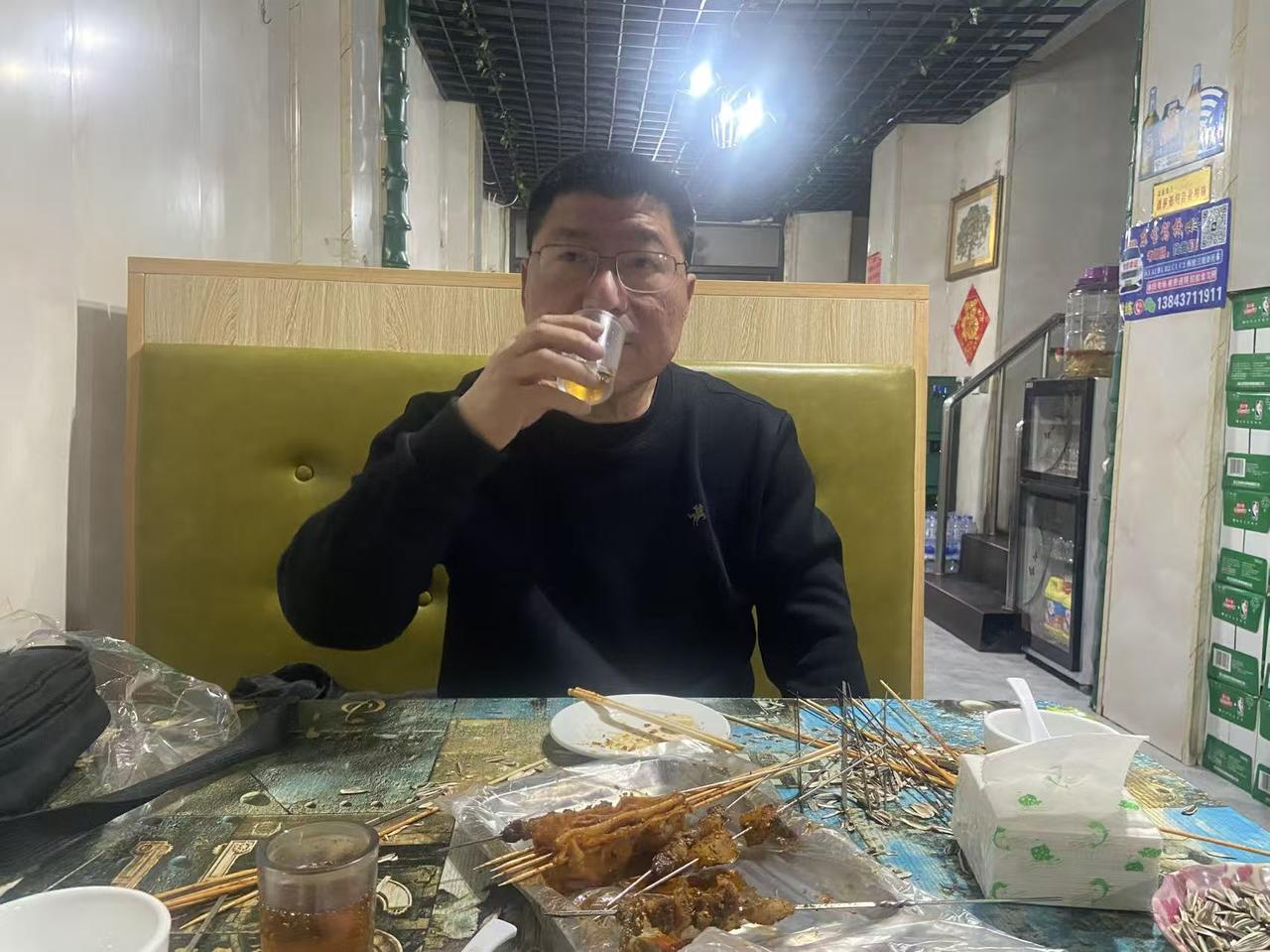 昨晚和同事吃饭，同事和我讲起一件悲惨的事情。他说：我的一个亲属，和邻居因为两