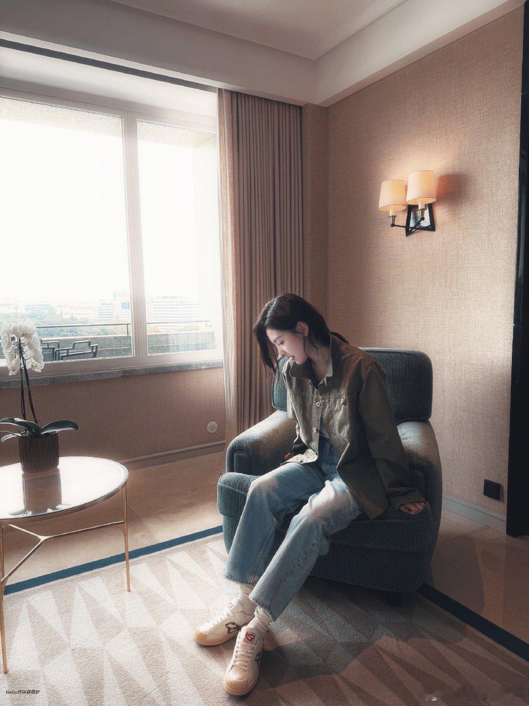 章若楠的腿瘦成竹竿章若楠的腿是把“显瘦密码”焊在身上了吧！166cm的身高搭配近