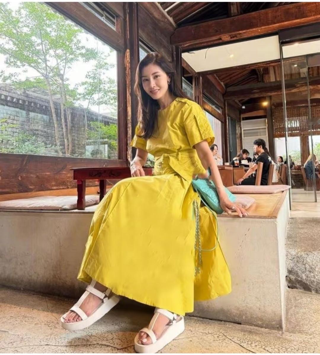 第一次见李嘉欣的脚丫子，原来二脚趾头这么长。