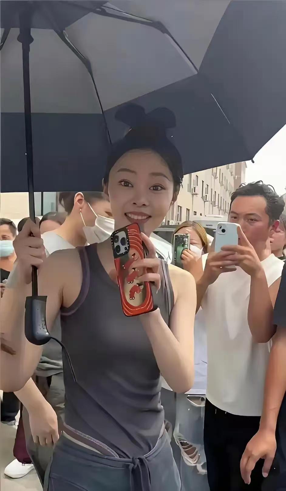 宋铁同志这是刚拍完古装剧吗？这头发做的很有年代感啊，话说，前几年拍完伪装者和