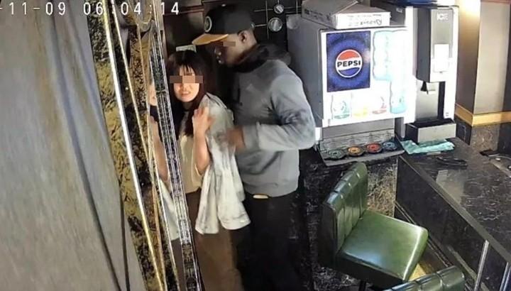 一个黑人男的，还有个日本女的，两个人，没点吃的，直接冲进洗手间，你说奇怪不奇怪，