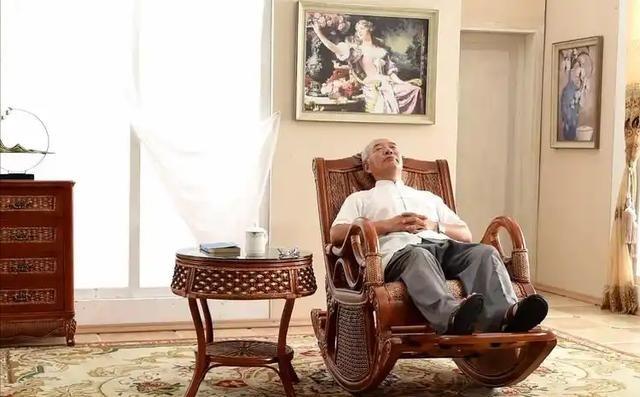 每天中午休息,成了许多中老年人健康生活的一部分。午觉对于日常的放松和恢复体力有重