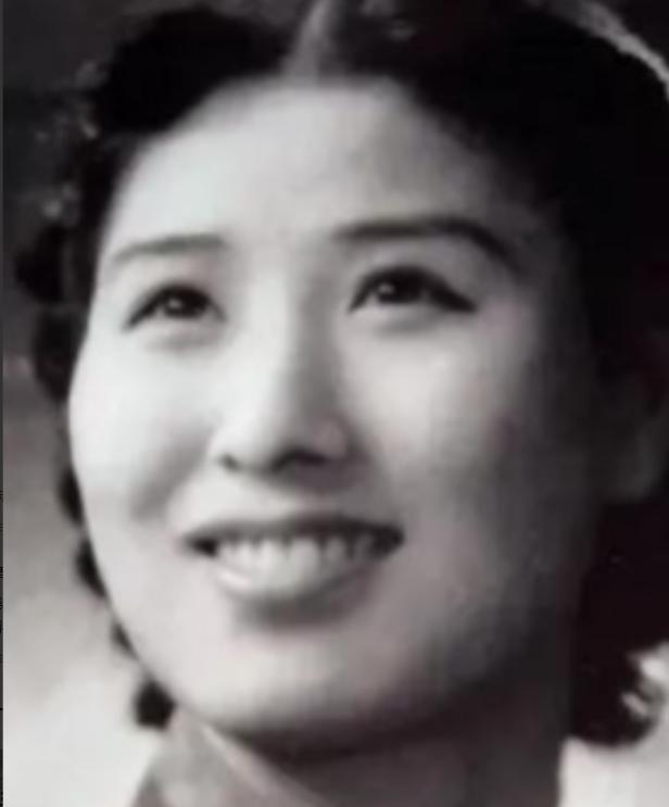 1940年，两名特务押送着一位衣衫破旧、满身是血的女子准备执行枪决，尽管她狼狈不