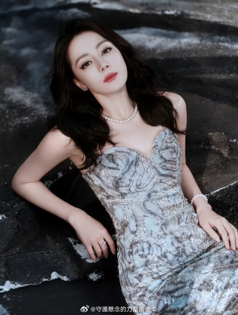 同件高定水晶裙差距悬殊！迪丽热巴明艳出圈，金智秀却被嘲撑不起大牌质感