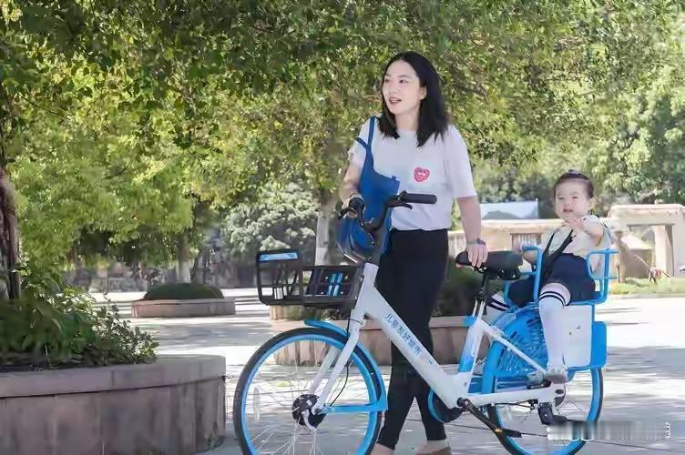 我妈逼我去相亲，我故意骑着共享单车去，结果对方开着迈巴赫，笑着问我：阿姨没告诉你