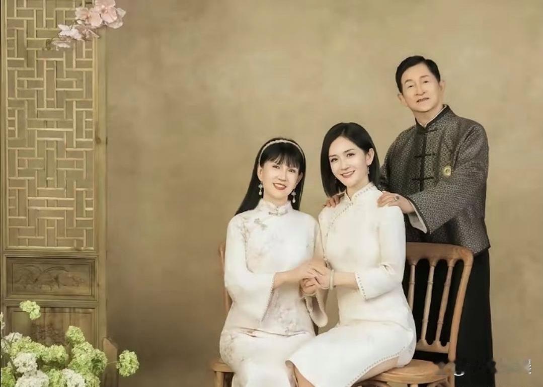 谢娜带爸妈拍全家福，妈妈长得像赵雅芝，爸爸和谢娜长得太像了​​​