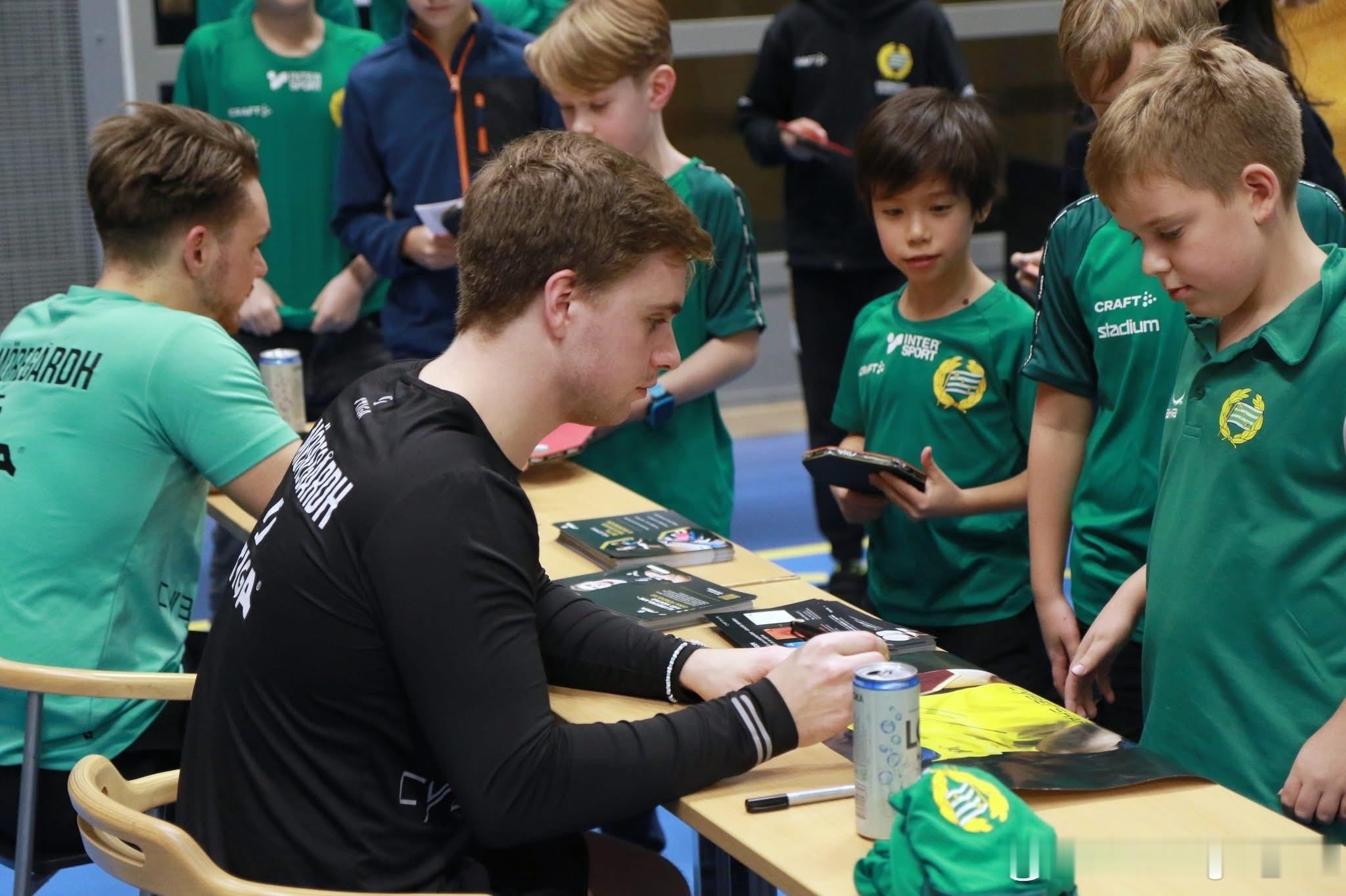 小孩儿堆里的小莫🥰