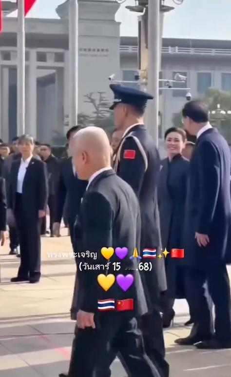 泰国王后访华第三天不低调，纯色系风衣很圈粉，彰显优雅又贵气！11月15日苏提达王