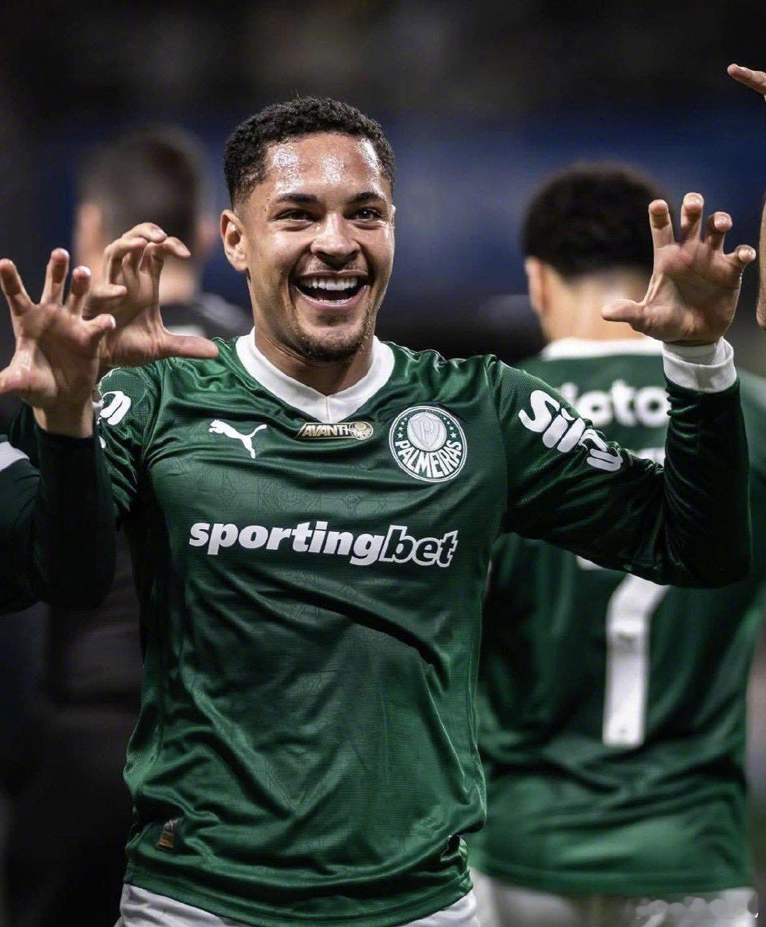 【重回欧洲？】天空体育：切尔西和曼联正在关注20岁的帕尔梅拉斯前锋罗克，其中蓝军