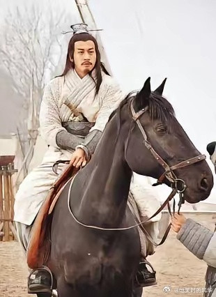 冯绍峰演项羽，导演只说了十六个字，何润东练了半年肌肉，结果输在了骨头上。你看冯绍