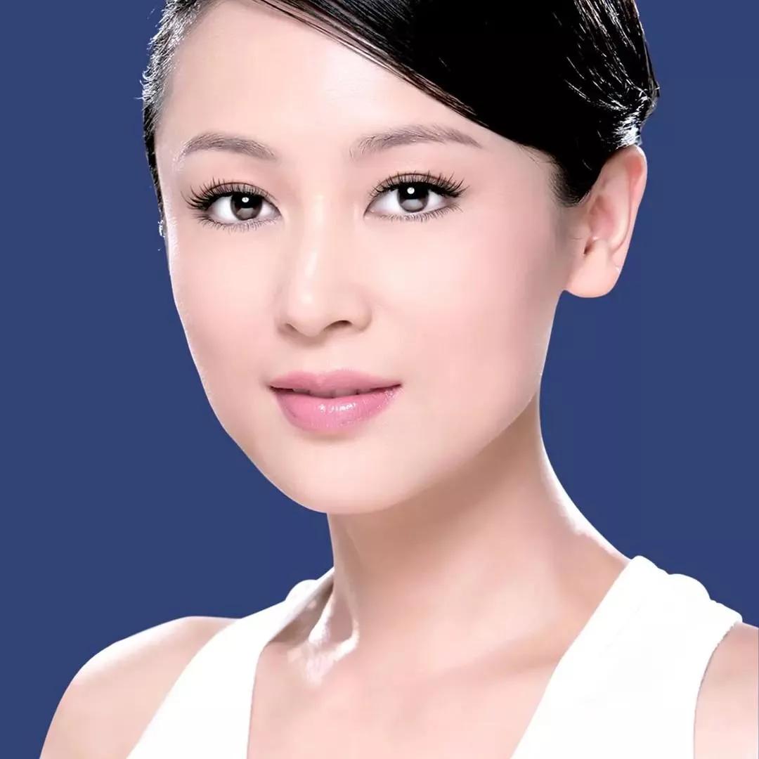 清新脱俗的笑容，完美无瑕的肌肤，展现优雅气质。少女感笑容温婉大方的美女温婉气