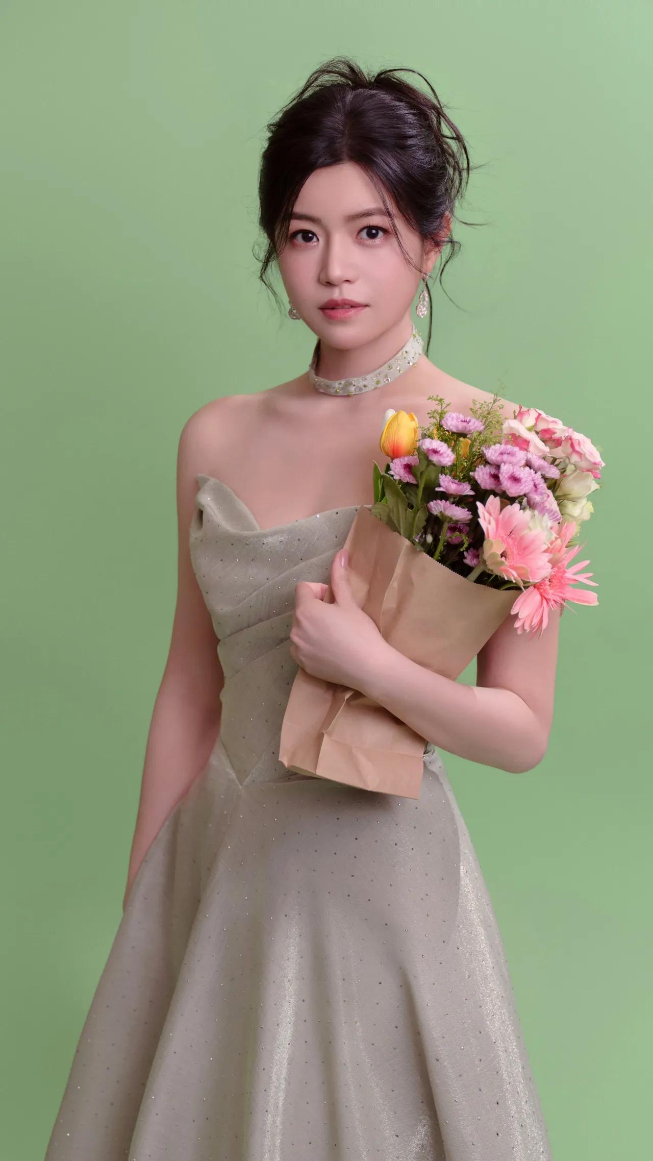 美女壁纸～陈妍希，薄荷绿的底色里，藏着一整个春天的温柔。手捧花束时，是少女与春日