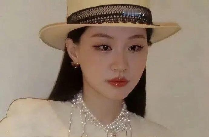 不相信这单单是化妆的效果，因为金靖整个脸型都变了，颧骨不凸了，下巴变尖了……