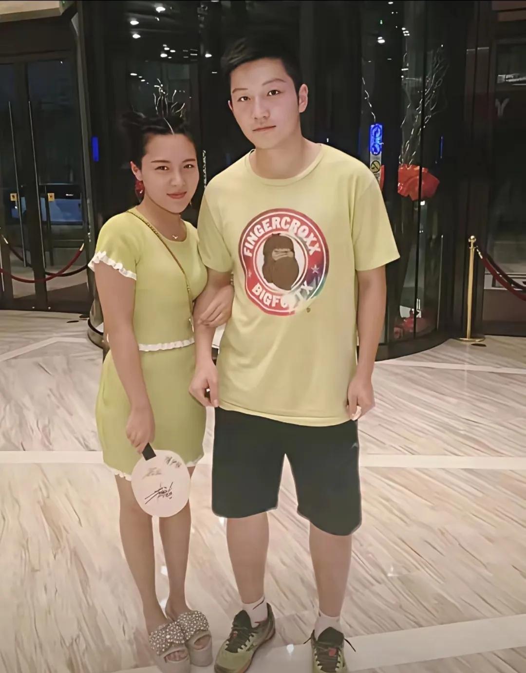 樊振东身边这位小姑娘手拿球拍，挽着他的胳膊，看起来也像打球的样子。她是樊振东的搭