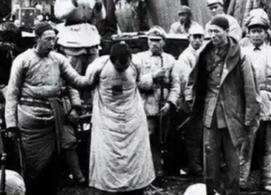 1955年，云南一个妇科医生和人吵架，见吵不过对方，妇科医生急了，竟脱口而出，"