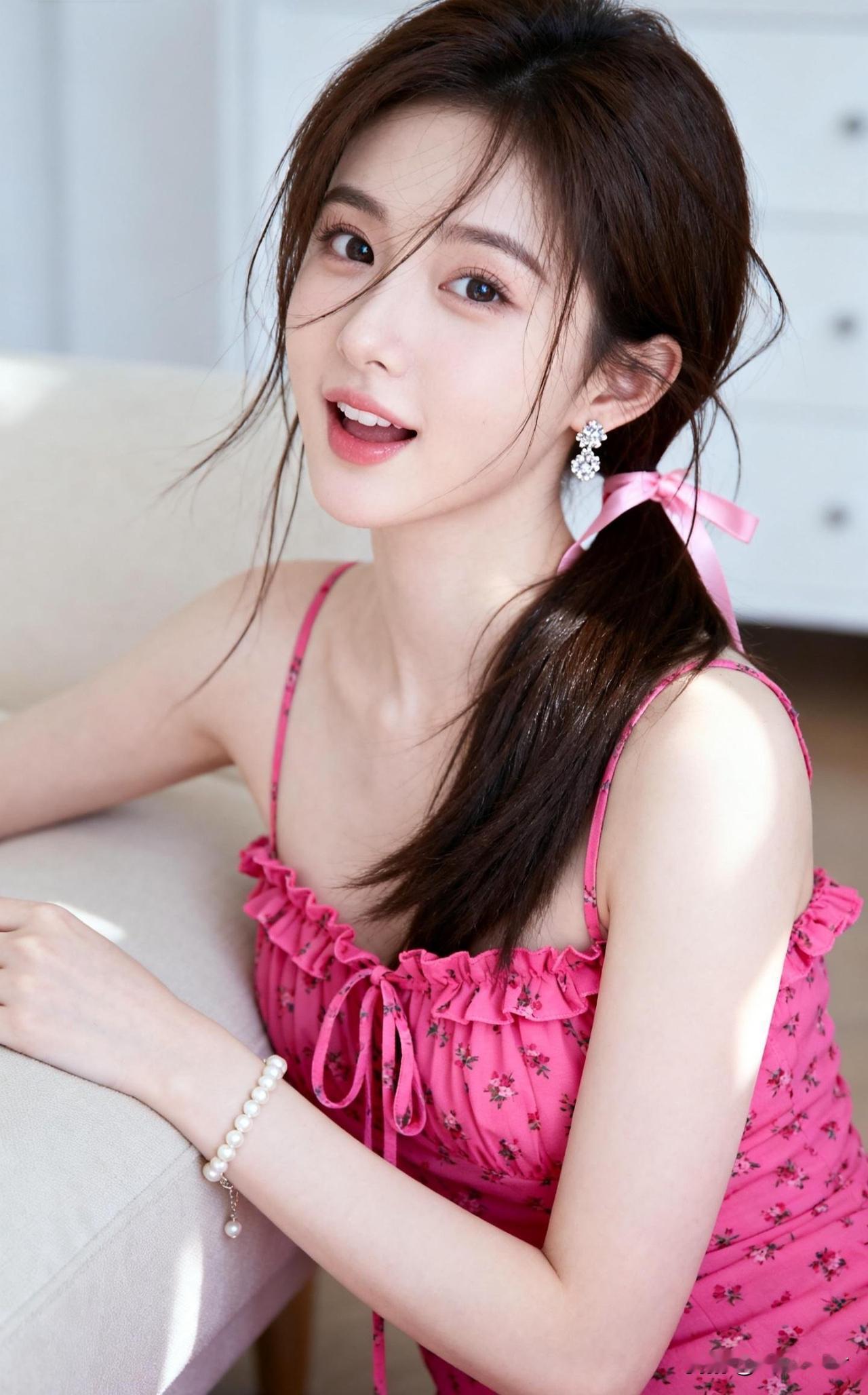 粉衣美人倚窗笑，花枝招展映春光。