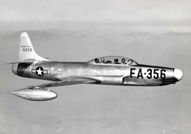 朝鲜战争时期的一天，美军一架F80C“流星”战斗机在夜色中扑向清川江大桥，准备摧