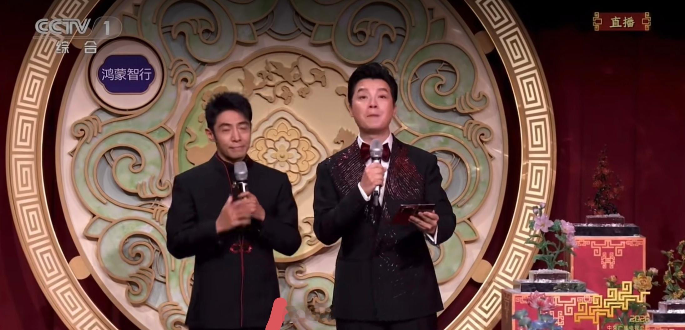 春晚看主持人手上的手机，太好辨认了，华为MateX7，这场春晚含华量很高。