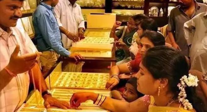 印度想把自己存在美国的黄金运回家，美国不让。可另一边，中国却用聪明的办法，把黄金