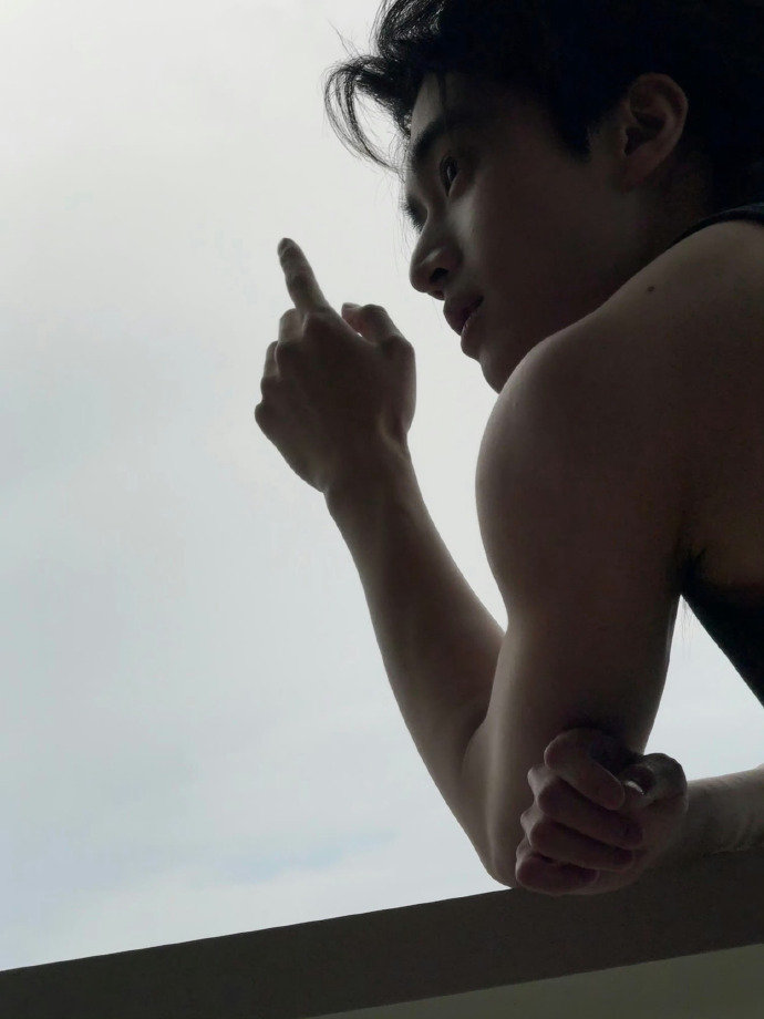 张康乐莲藕臂肌张康乐白吊带张康乐莲藕臂肌，咱就说从花式俯卧撑到练腹，咱就说这