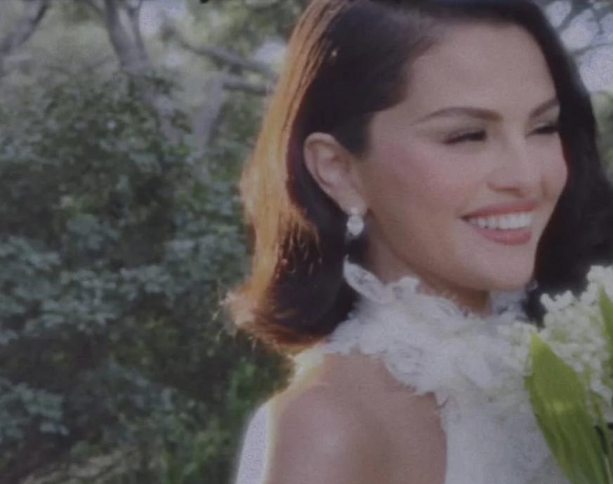 赛琳娜SelenaGomez晒出了她与爱人的结婚照片，她笑得很开心！