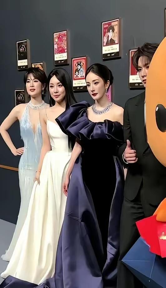 杨幂一个眼神，周深立刻懂！秒拉姚安娜回C位，这波操作太丝滑了。不争不抢，却在细节