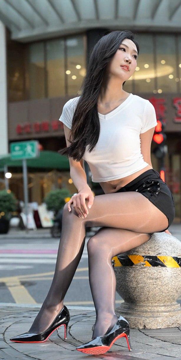 “穿成这样上街算不算‘擦边’？路人吵翻了！”这组街拍一刷到我直接愣住。白短