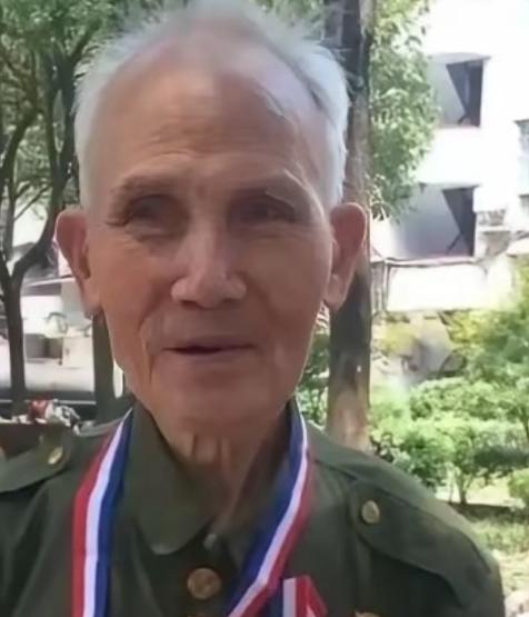 1945年5月，机枪手曾岳峰因伤掉队，没想到，他遇到100名日军正在吃饭！他立马