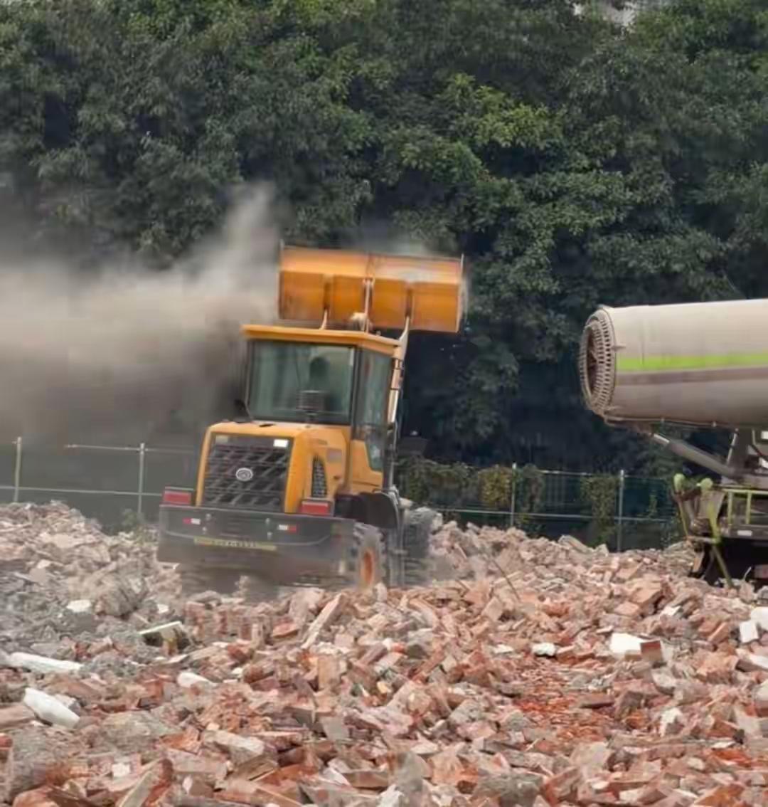 拆迁队“以尘逼迁”，雾炮机变“扬尘机”？广州一街道回应：操作失误所致，施工队已停