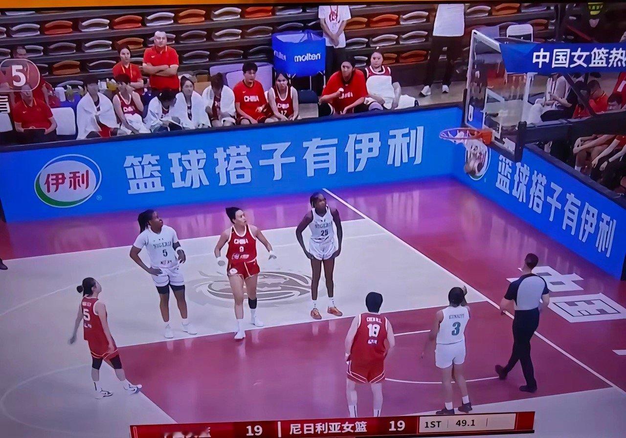 本该是一场没有悬念的热身赛！但是，尼日利亚女篮给中国女篮来了一个下马威！第一节比